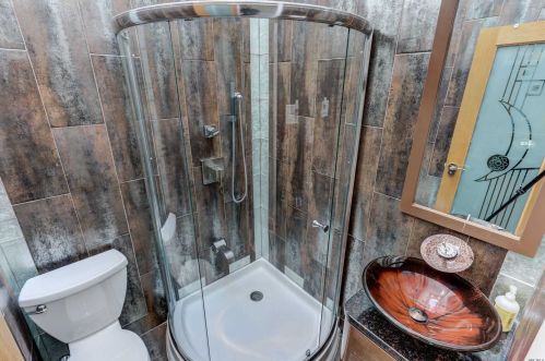 71 Euclid St, Valley Stream NY 11580-4148 exterior