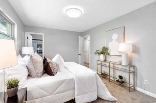 1049 Fernpark Dr, Saint Louis MO 63141-6132 exterior