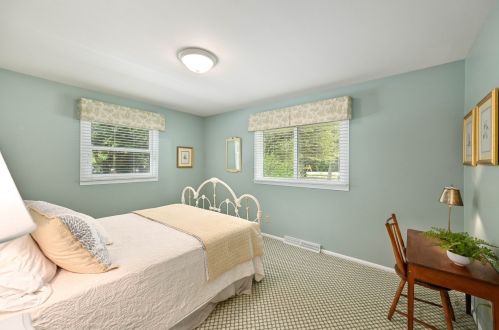 6855 Lk Dr, Milwaukee WI 53217-3622 exterior