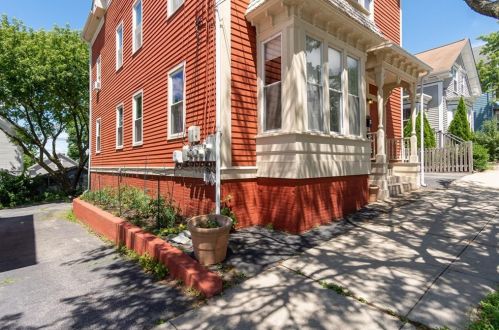 66 Woodbine St, Providence, RI 02919-3679