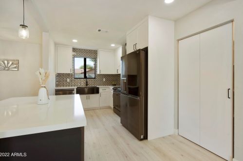 7008 11th Way, Phoenix AZ  85020-5313 exterior