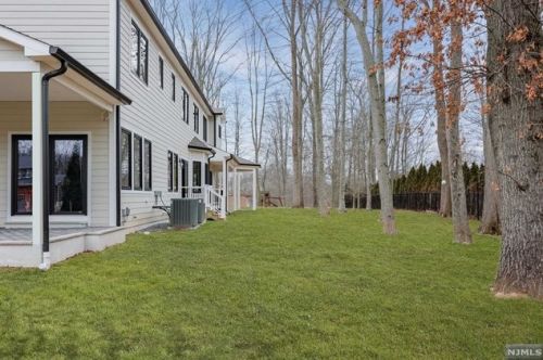 69 Grandview Ave, Upper Saddle River NJ 07458-2127 exterior