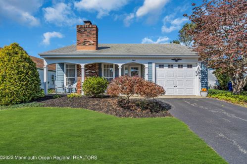 8 Gladstone Ave, Lakehurst, NJ 08759-6627