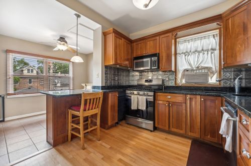 2612 Agatite Ave, Chicago IL 60625-7076 exterior