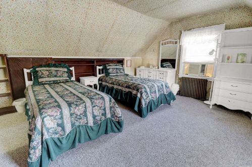 8 Birchwood Dr, Valley Stream NY 11580-1908 exterior