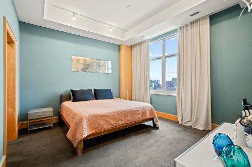 1313 Franklin Pl, Milwaukee WI 53202-2980 exterior