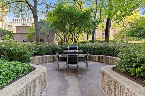 10 Ontario St, Chicago IL  60654-3809 exterior