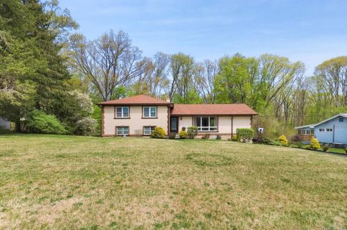 11 Lincoln Dr, Poughkeepsie, NY 12601-6003