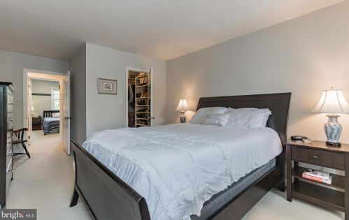 1122 Kensington Rd, Mc Lean VA 22101-2918 exterior