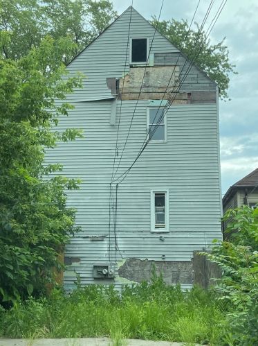 8052 Escanaba Ave, Chicago IL  60617-1414 exterior