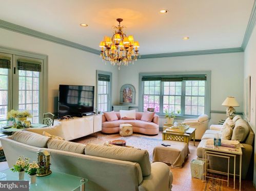 1289 Ballantrae Farm Dr, Mc Lean VA 22101-3027 exterior