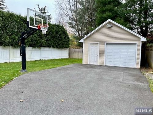 15 Jane St, Closter, NJ 07624-3010