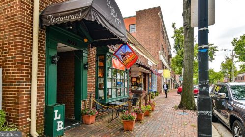 720 Bracey Ln, Alexandria VA  22314-6245 exterior