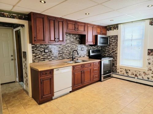 11 Henchman St, Worcester, MA 01605-2417