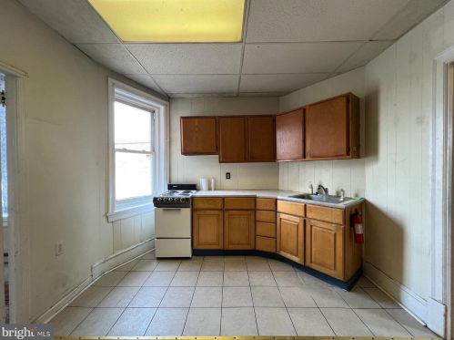 4814 Broad St, Philadelphia PA 19146-2203 exterior