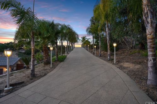 31345 Avenida Del Reposo, Temecula CA 92591-1724 exterior