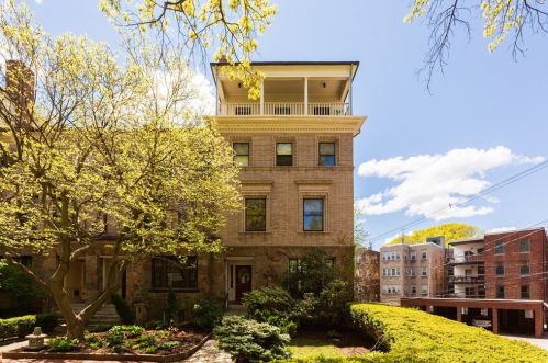 1 Regent Cir, Brookline MA 02445-3307 exterior