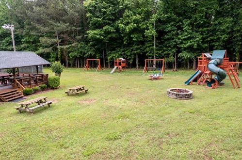 6828 Lockridge Dr, Atlanta GA 30360-1515 exterior