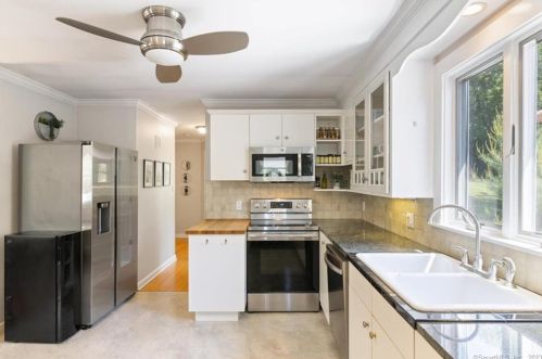 40 Mansfield Rd, North Haven CT 06473-1213 exterior