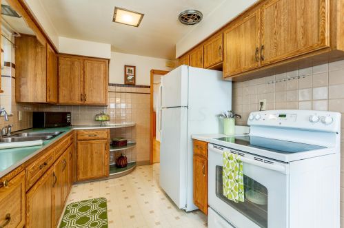 2186 Chesterland Ave, Cleveland OH 44107-6145 exterior