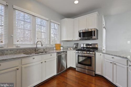 6747 Applemint Ln, Alexandria VA 22310-2649 exterior