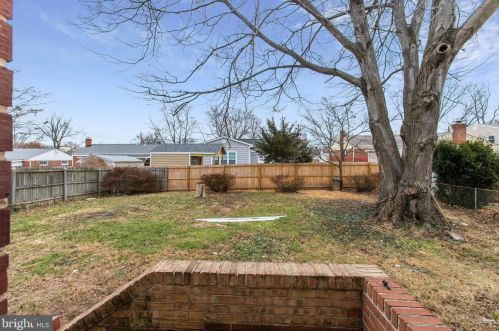 4613 Creek Shore Dr, Rockville MD 20852-2410 exterior