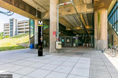 6934 Westhampton Dr, Alexandria VA 22307-1528 exterior