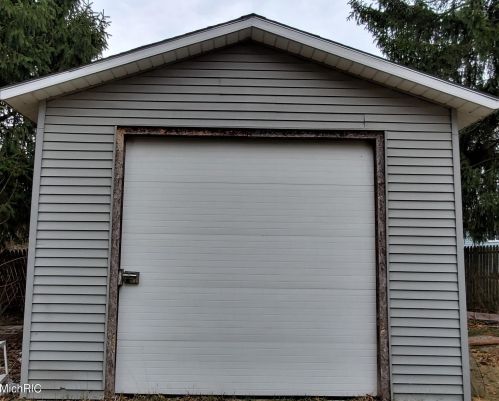 1866 Riv Rd, Meskegon MI 49445-1646 exterior