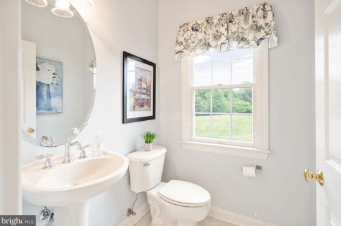 17675 Tobermory Pl, Leesburg VA 20175-7053 exterior