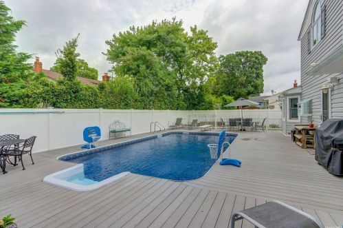 1281 America Ave, Babylon NY 11704-4037 exterior