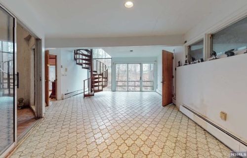 25 Sparrowbush Rd, Upper Saddle River NJ 07458-1420 exterior