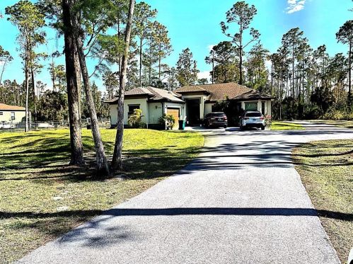 3732 16th Ave, Naples, FL 34120-5558