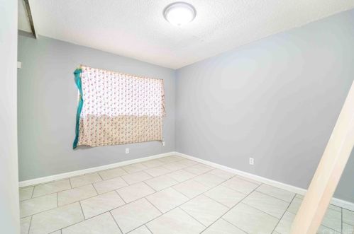 1437 Lake St, Bakersfield CA 93305-4841 exterior