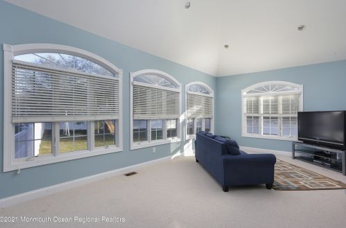 40 Aimee Dr, East Freehold NJ 07728-9220 exterior