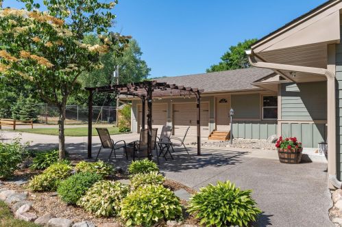 3650 Edgehill Rd, Chaska, MN 55318-9346