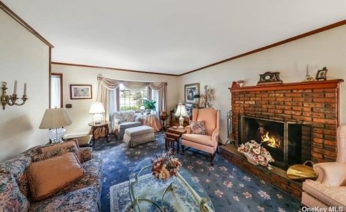 10 Arvans Ct, Huntington Station NY 11746-3424 exterior