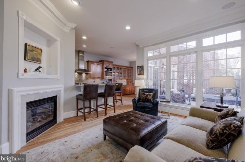 1456 Harvest Xing Dr, Mc Lean VA 22101-5651 exterior