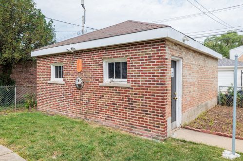 7045 California, Chicago IL 60645-1308 exterior