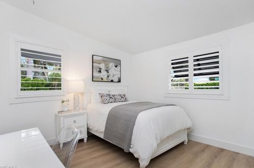 2180 Hbr Ln, Naples FL 34104-4218 exterior