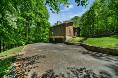 32 Chester Woods Dr, Chester, NJ 07930-2828