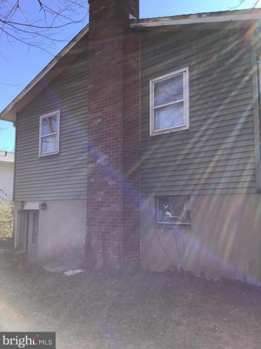 1715 Chesapeake Dr, Edgewater MD 21037-2325 exterior