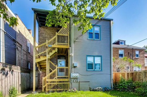 2836 Lunt Ave, Chicago IL 60645-2917 exterior