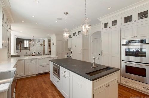 97 Whipstick Rd, Wilton CT 06897-1232 exterior