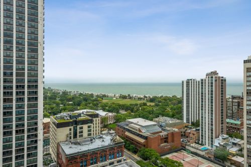 1460 Sandburg Ter, Chicago IL 60610-7688 exterior