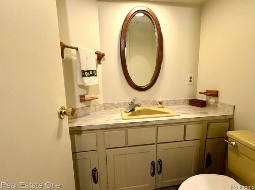 2853 Emmons Ave, Rochester MI 48307-4725 exterior