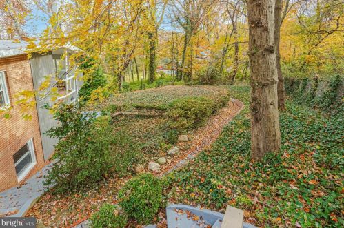 5837 Biscayne Dr, Alexandria VA  22303-1925 exterior