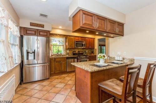 26 Acorn Dr, Clark NJ 07066-2109 exterior