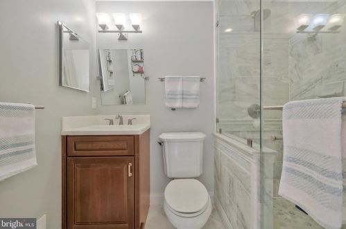 2105 Rampart Dr, Alexandria VA 22308-1537 exterior