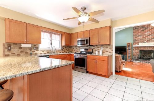 41 Brockett Farm Rd, North Haven CT 06473-3583 exterior