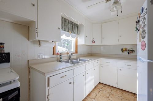 33 Cobb Ave, Chicopee MA 01013-3622 exterior